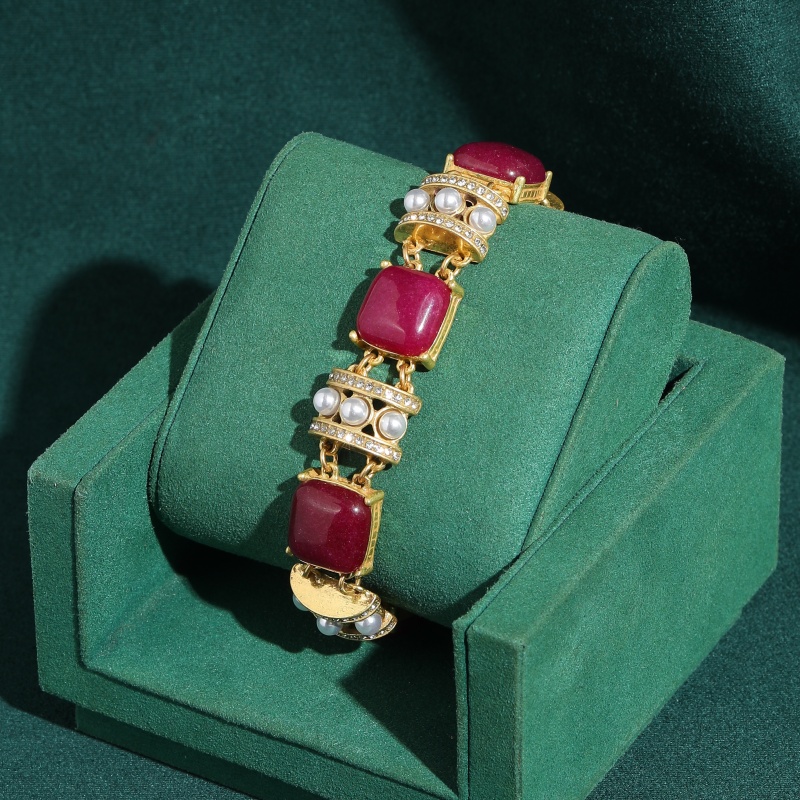 Women'S Accessories Trends 2026 - سوار مربع الشكل من العقيق الأرجواني