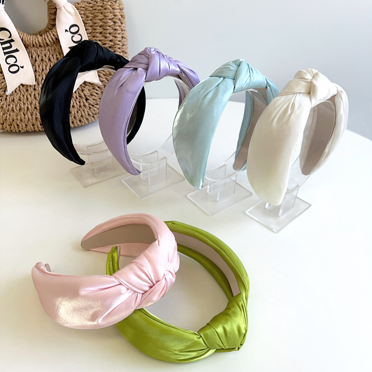 Women Accessories Shop Design - عصابة رأس أنيقة من الحرير الساتان