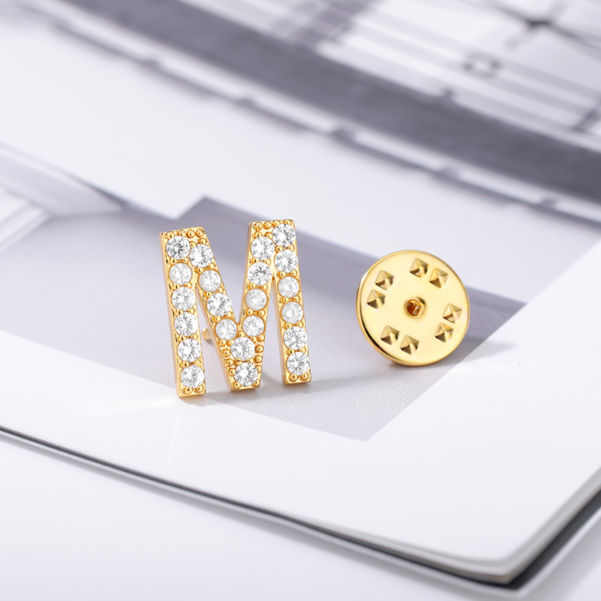 Women Accessories Name In English - دبابيس حروف زركون لامعة للنساء والرجال