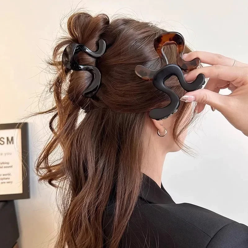 مشبك شعر بتصميم هندسي للنساء،  - مراجعة Women Accessories Shop Design وسعره