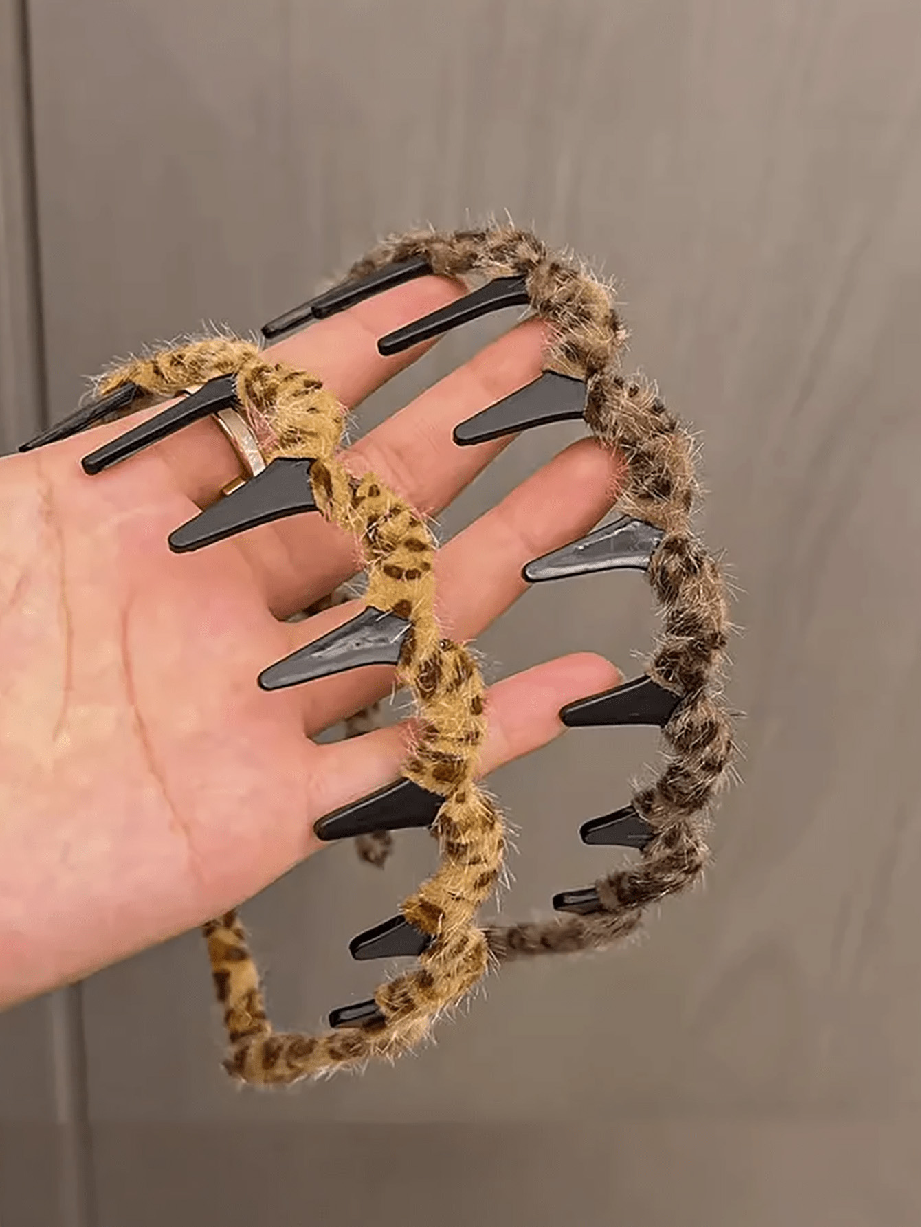 عصابة رأس مموجة بطبعة جلد الفه - مراجعة Women Accessories Shop Design وسعره